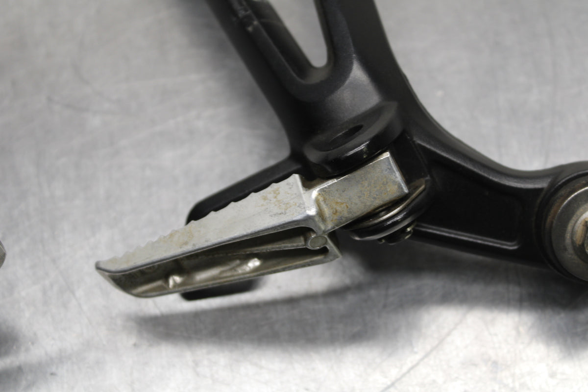 09 SUZUKI GSXR600 REAR BACK PASSENGER PEG SET PAIR BB759