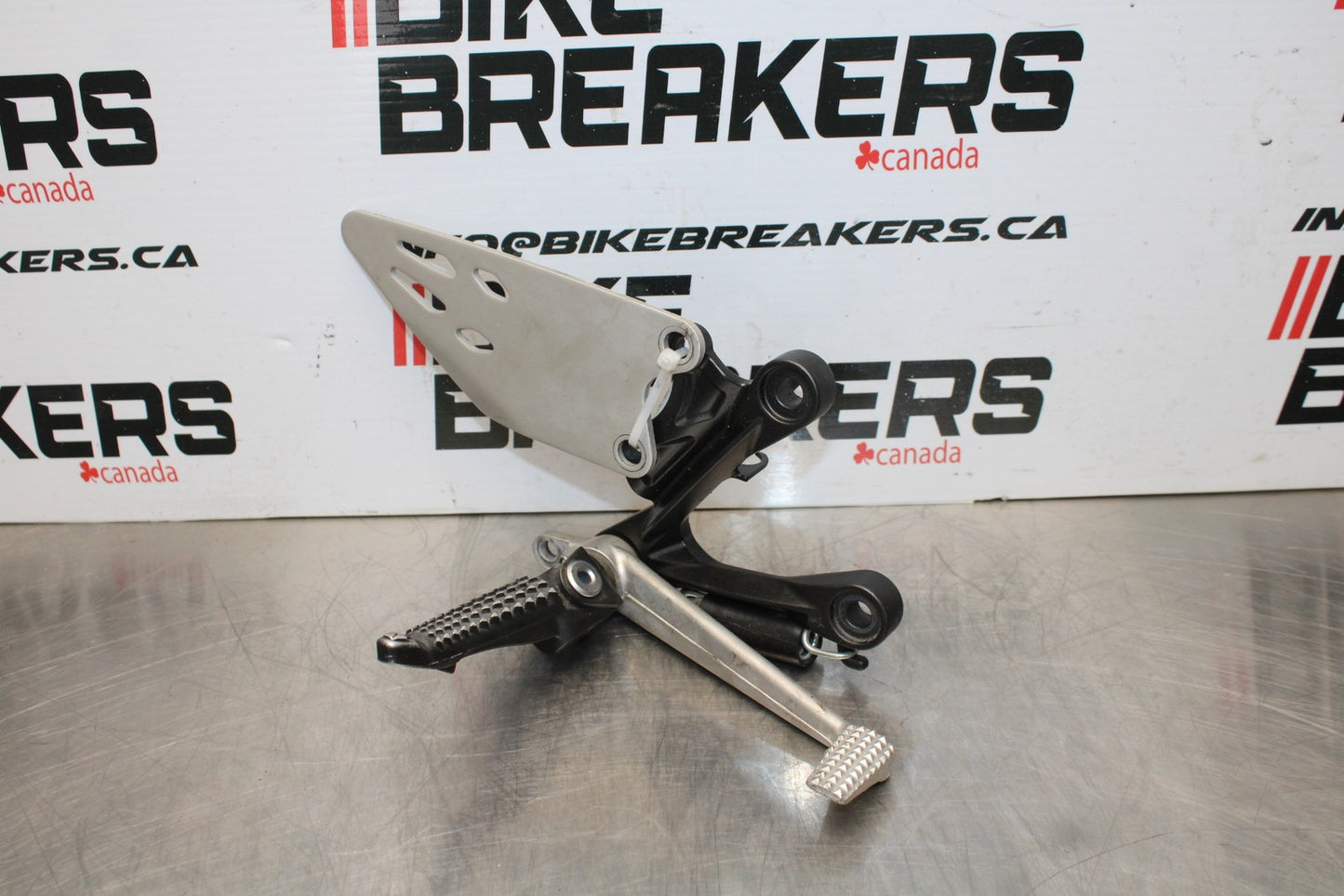 21-23 KAWASAKI NINJA ZX6R RIGHT REARSET REAR SET DRIVER FOOT PEG REST STOP BB179