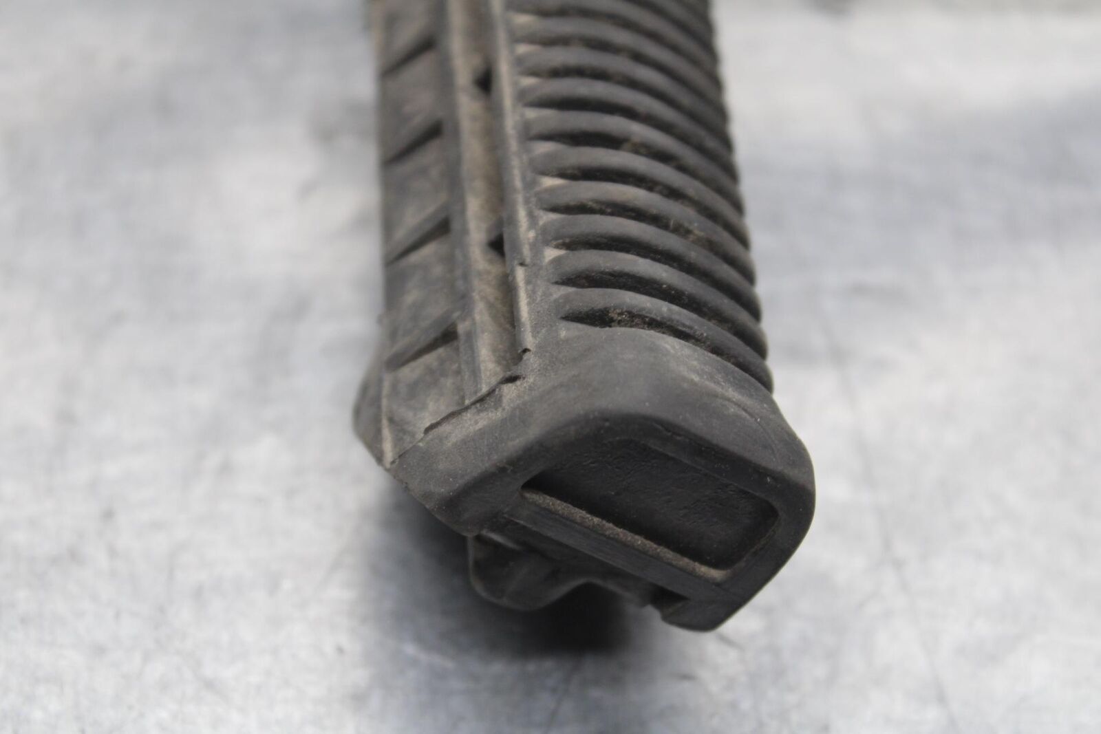 04-09 SUZUKI GS 500 FH GS500F LEFT REARSET REAR SET DRIVER FOOT PEG REST BB97