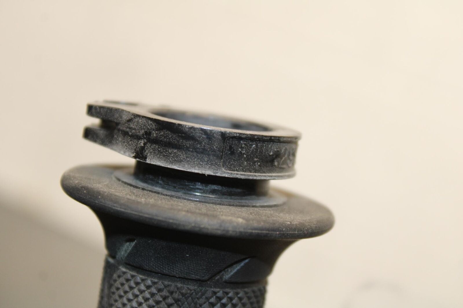 2017 Suzuki GSXR600 RIGHT THROTTLE GRIP 57110-21H02 BB598
