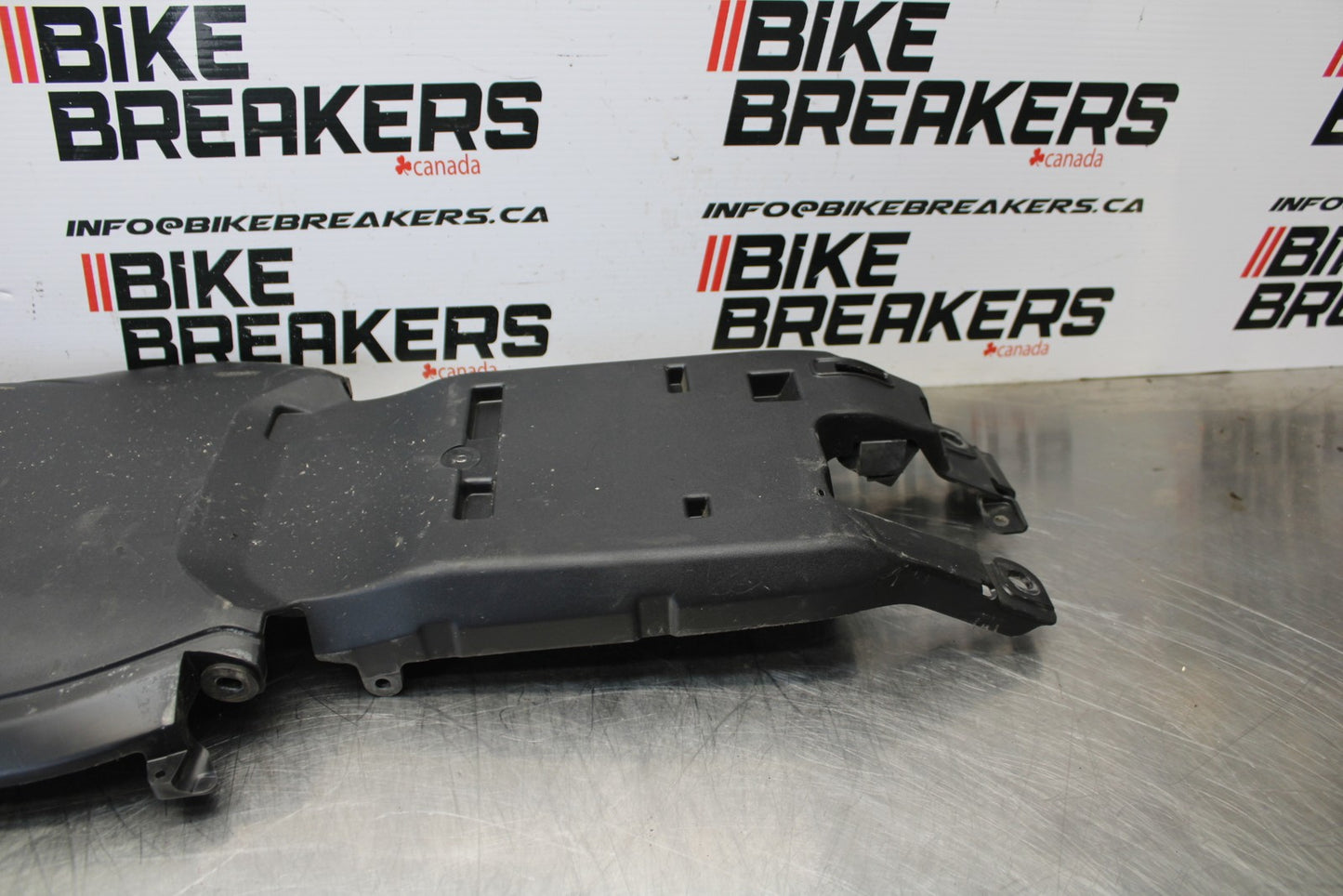 21-23 KAWASAKI NINJA ZX6R REAR BACK TAIL UNDERTAIL BATTERY TRAY PLASTIC BB179