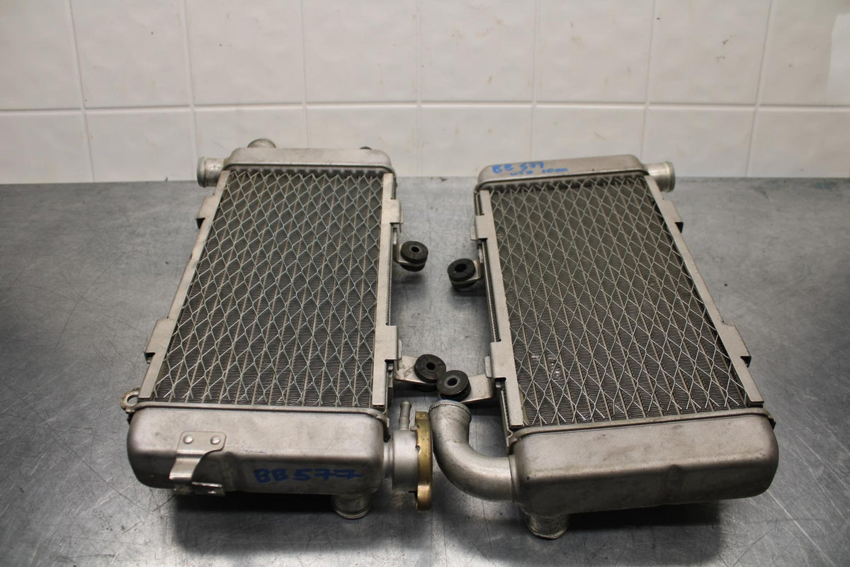 2000 Honda Super Hawk 1000 VTR1000F ENGINE RADIATOR MOTOR COOLER COOLING BB577