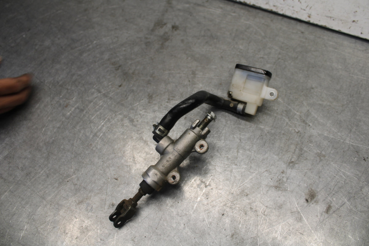 06-07 SUZUKI GSXR 600 REAR BACK BRAKE MASTER CYLINDER W RESERVOIR BB694