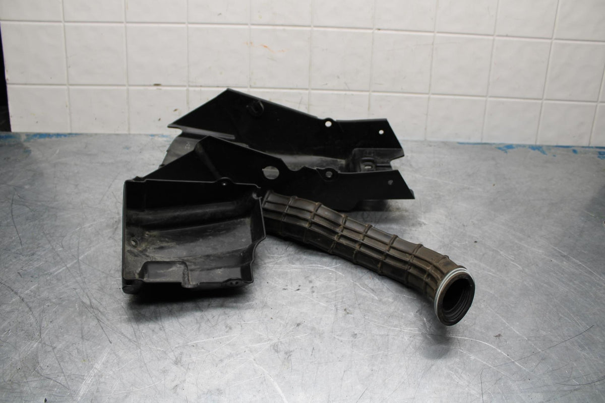 18 KTM RC 390 REAR BACK TAIL UNDERTAIL BATTERY TRAY PLASTIC BB442
