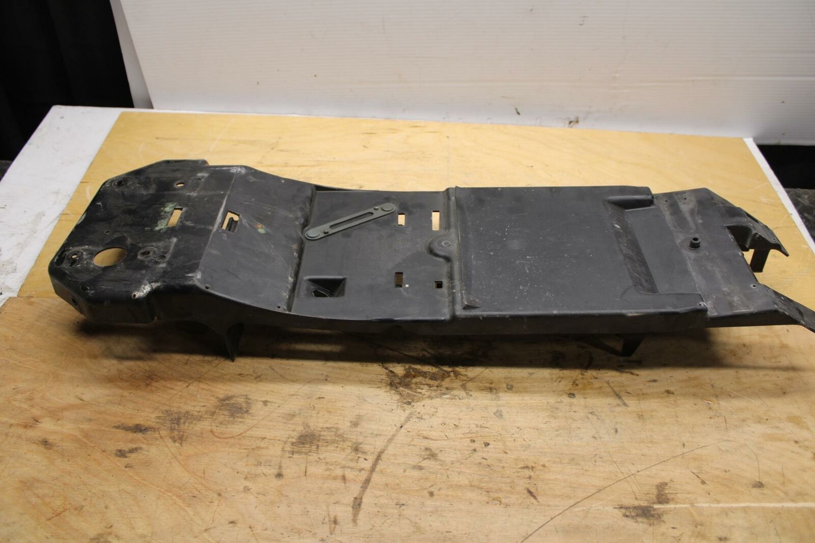 04-05 KAWASAKI NINJA ZX10R REAR BACK TAIL UNDERTAIL BATTERY TRAY PLASTIC BB322