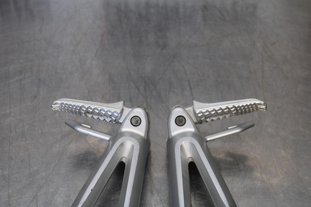 06-07 SUZUKI GSXR 600 REAR BACK PASSENGER PEG SET PAIR BB170