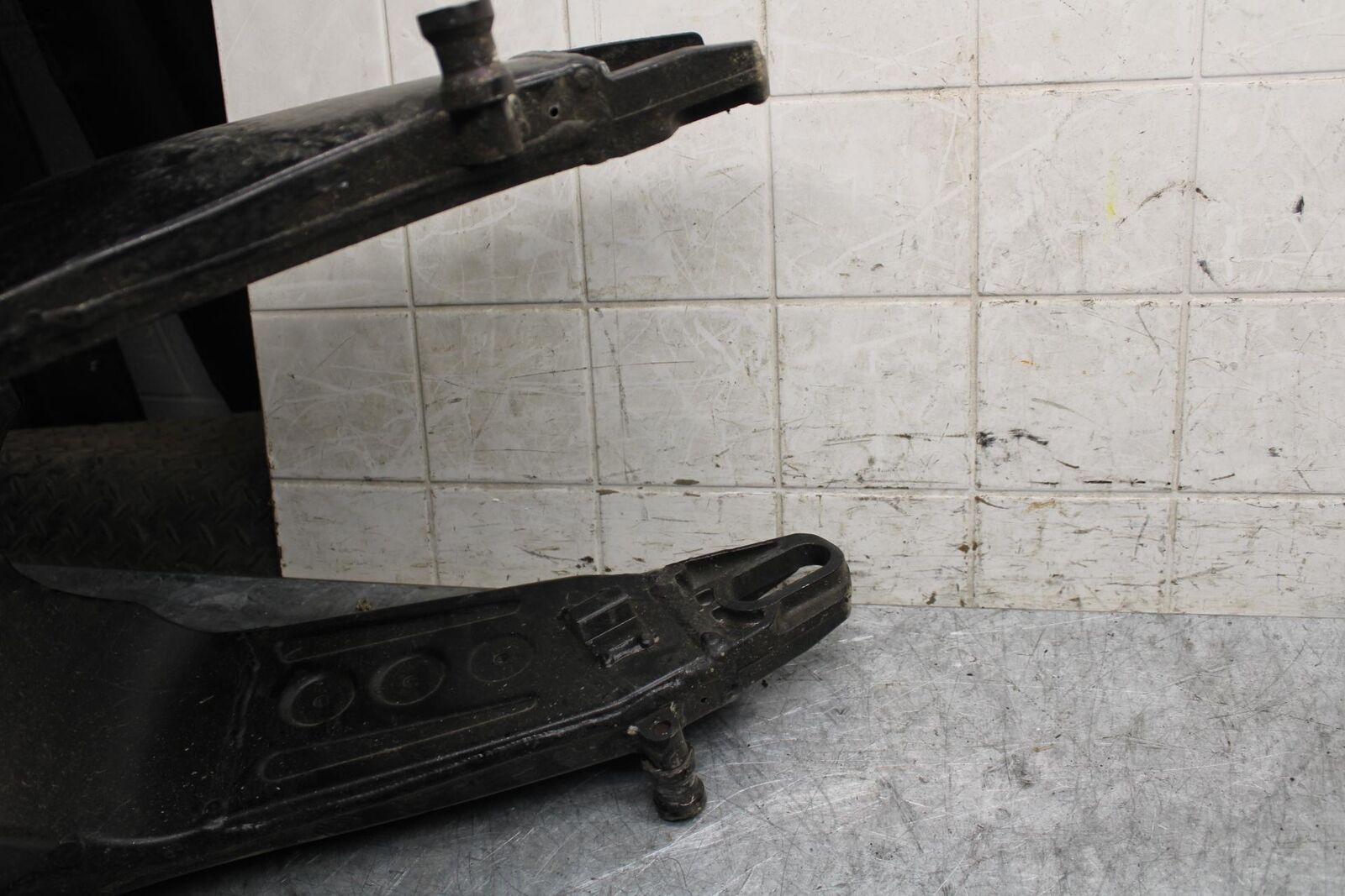 2009 Kawasaki Ninja ZX6R ZX600R SPRAY PAINTED  SWINGARM BACK SUSPENSION BB538