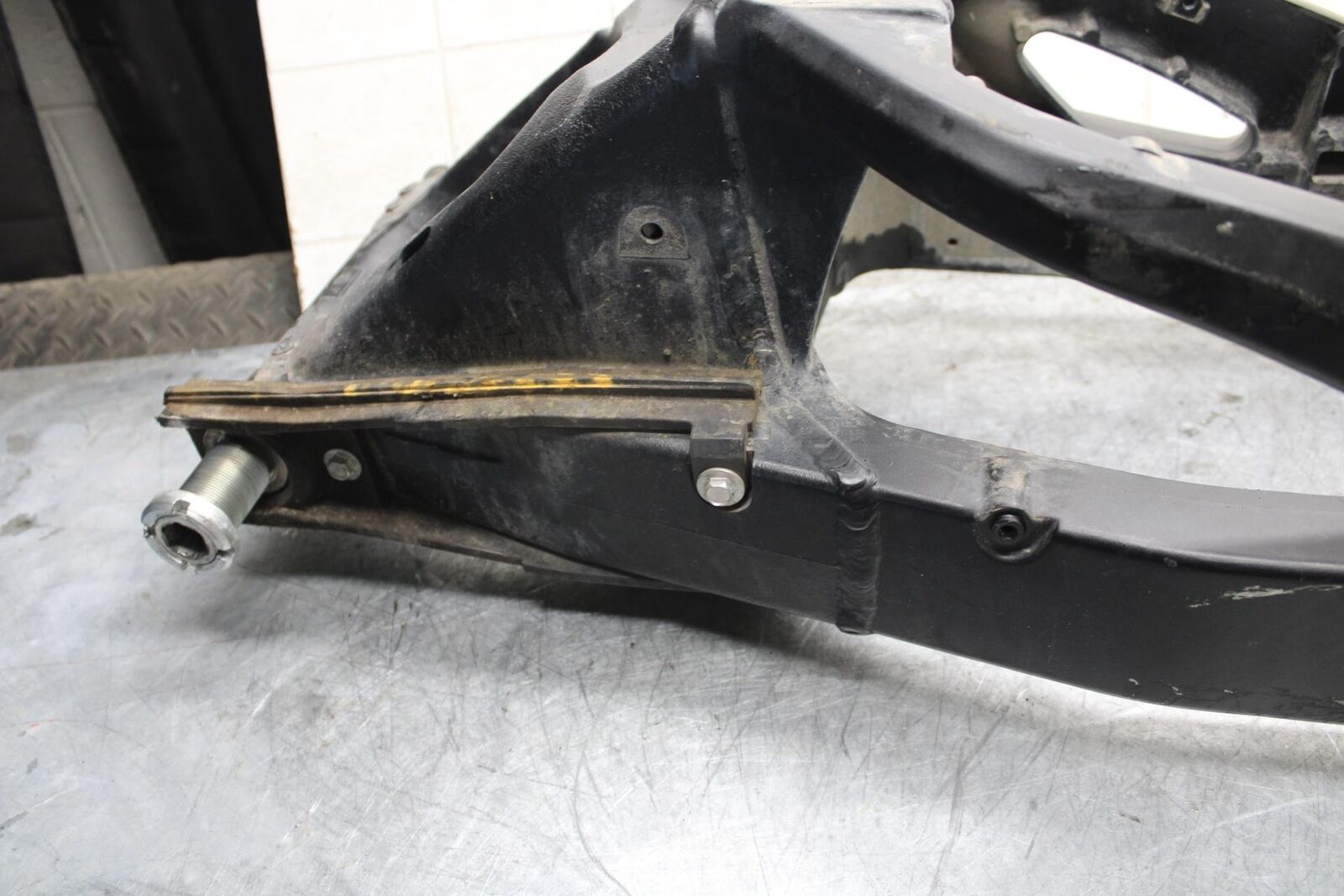 2007 Suzuki GSXR600  SWINGARM BACK SUSPENSION SWING ARM 61000-01H00-YAP BB540