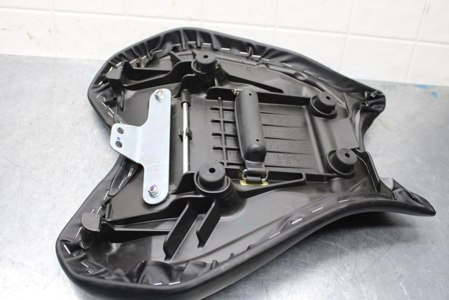 22-23 YAMAHA YZF R7 FRONT DRIVERS SEAT PAD SADDLE PILLION BB583