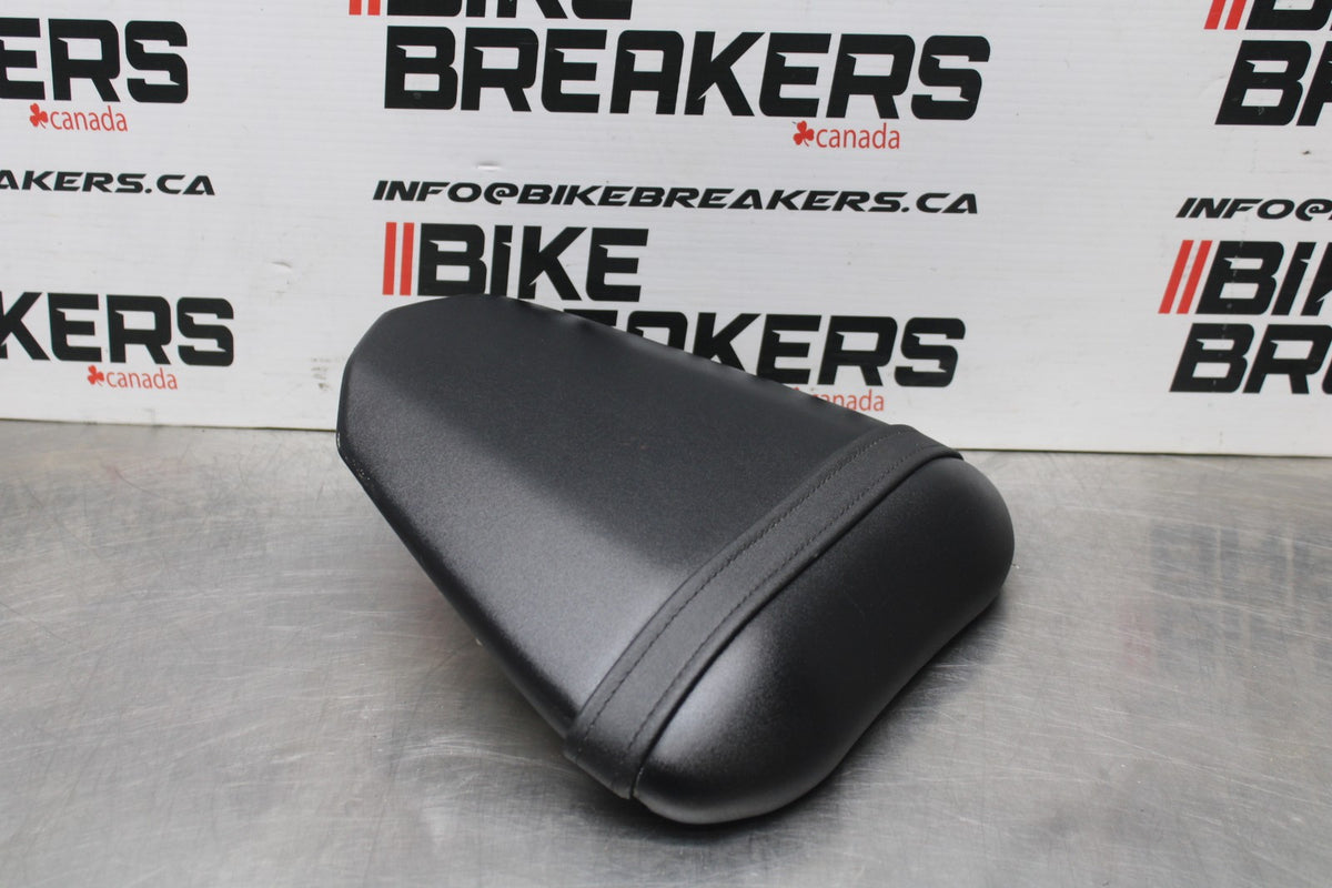 08-16 YAMAHA YZF R6 REAR BACK PASSENGER TANDEM SEAT PAD SADDLE PILLION BB856