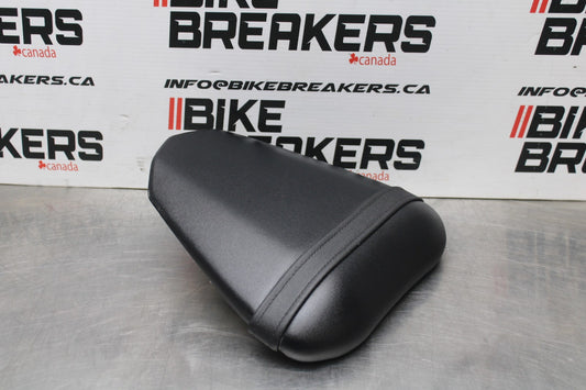 08-16 YAMAHA YZF R6 REAR BACK PASSENGER TANDEM SEAT PAD SADDLE PILLION BB856
