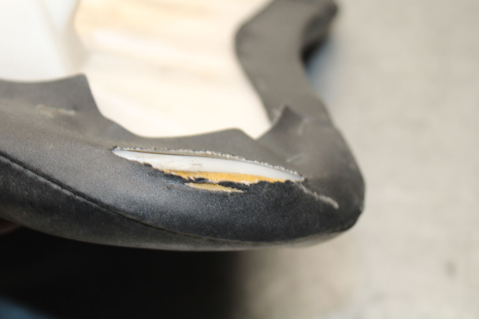 05-06 SUZUKI GSXR1000 FRONT DRIVERS SEAT PAD SADDLE 45100-41G01-6BY BB663