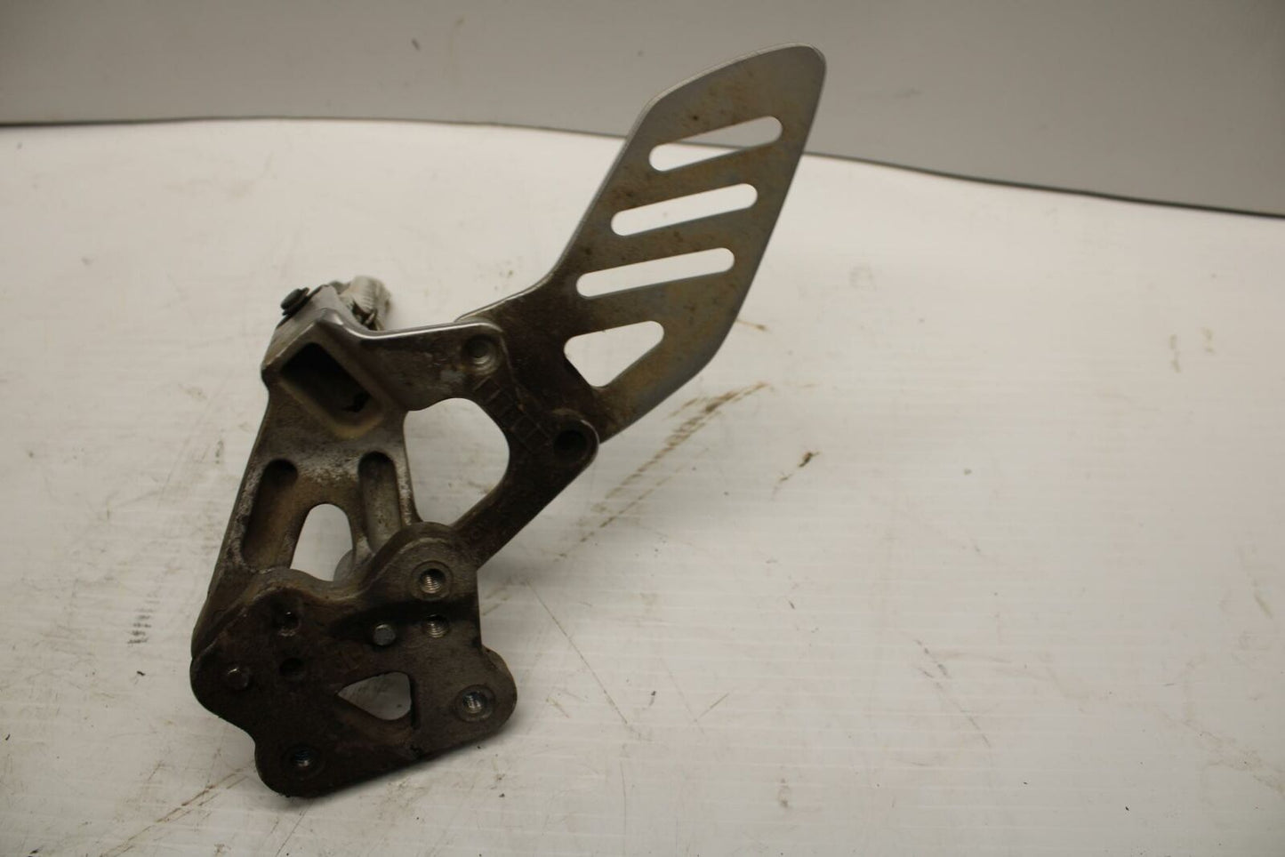 08-09 SUZUKI GSXR600 LEFT REARSET REAR SET DRIVER FOOT PEG REST STOP BB250