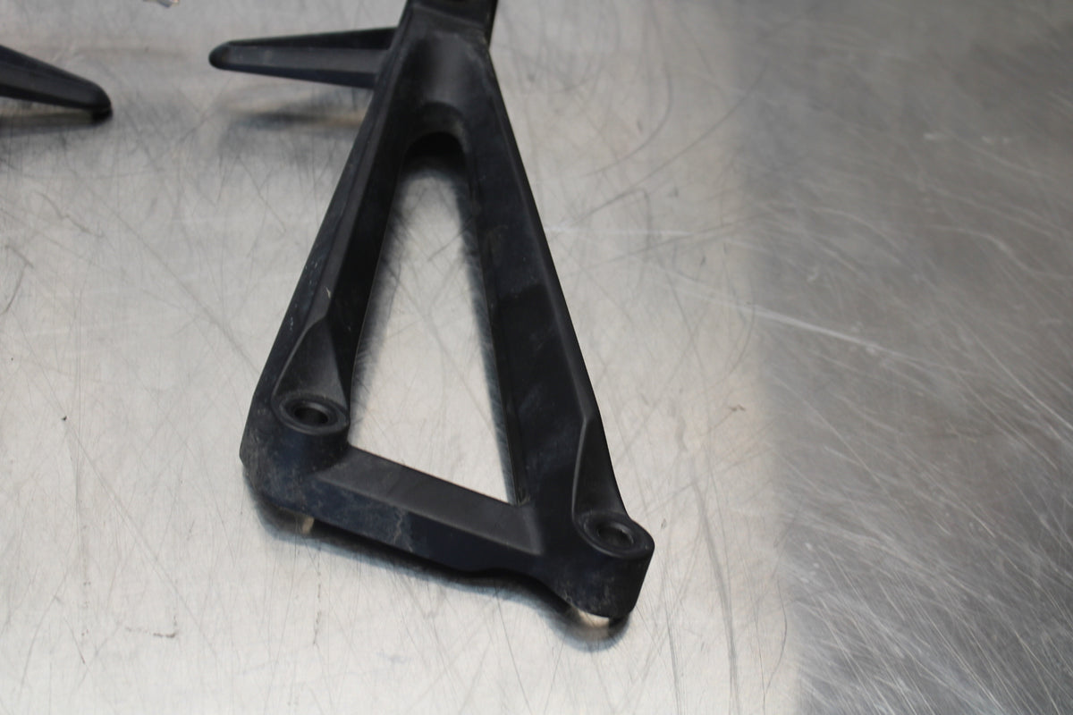 23 YAMAHA YZF R3 REAR BACK PASSENGER PEG SET PAIR BB147