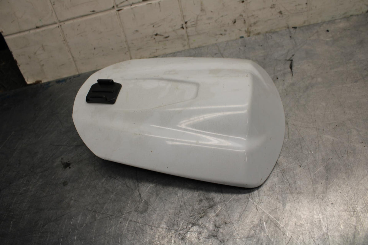 08-10 SUZUKI GSXR750 BACK SEAT SOLO COWL FAIRING COVER 45550-37H00-YPA bb476