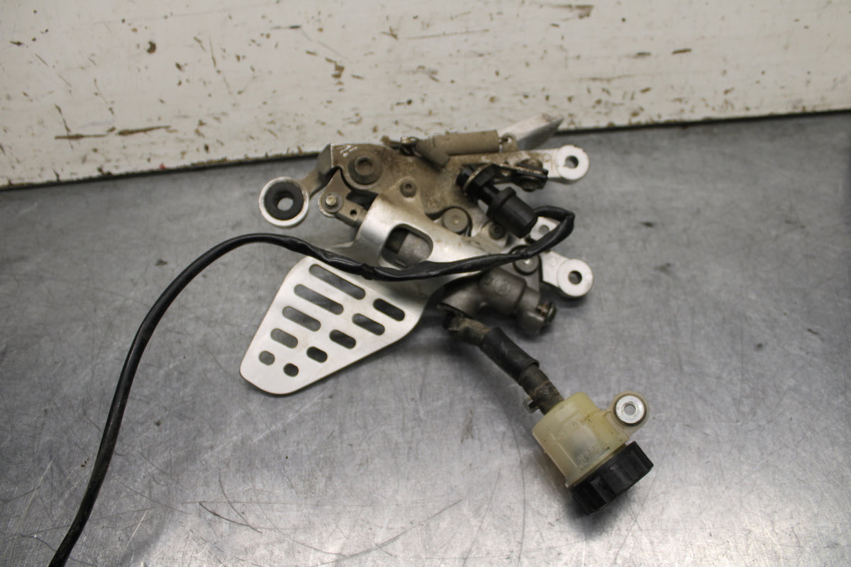 06-07 YAMAHA YZF R6 RIGHT REARSET REAR SET DRIVER FOOT PEG REST STOP BB742