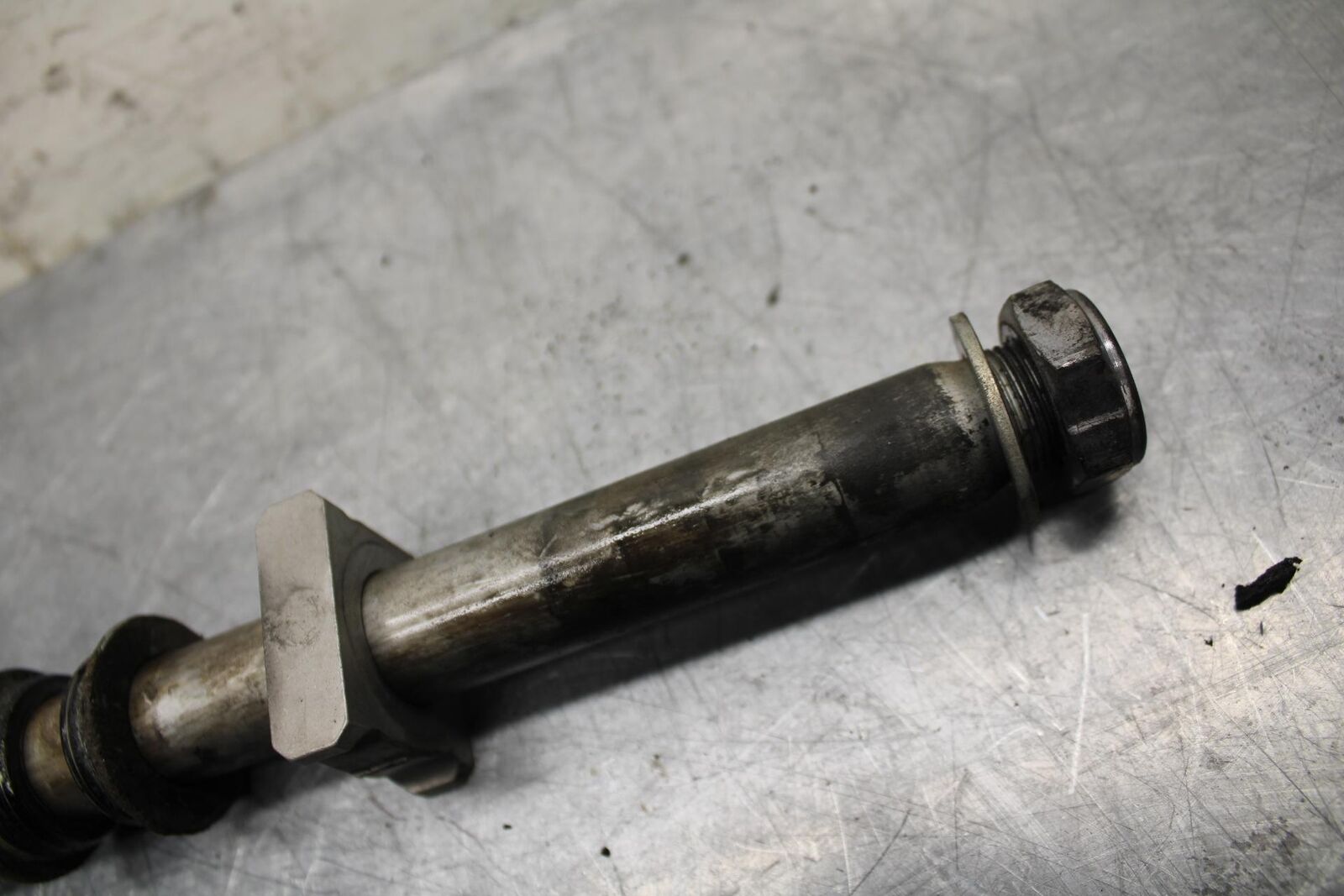 05-06 HONDA CBR600RR REAR AXLE  WHEEL RIM PIVOT BOLT AXEL 42301-MEE-D00 BB484