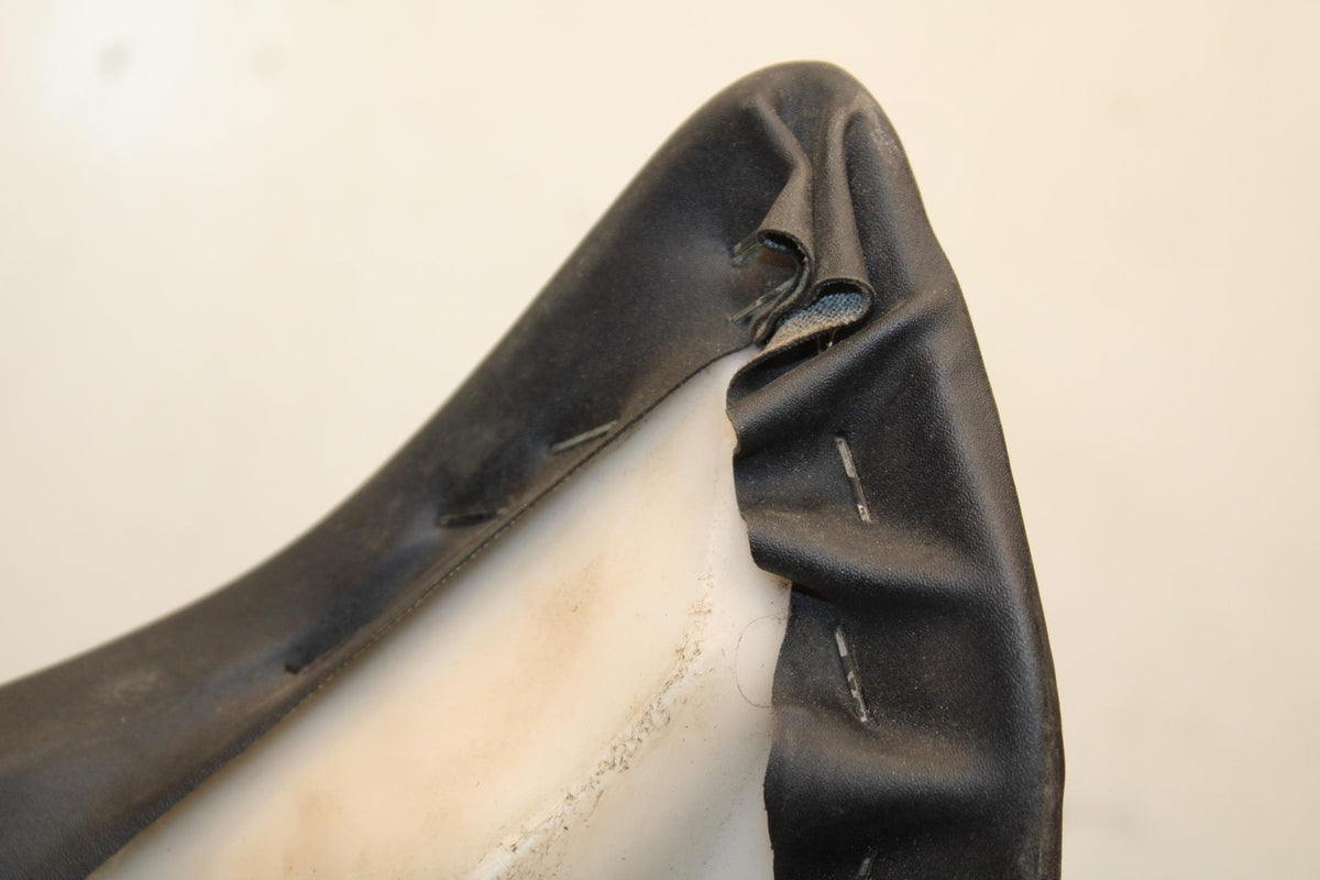 03-05 YAMAHA YZF R6  FRONT DRIVERS SEAT PAD SADDLE PILLION BB622