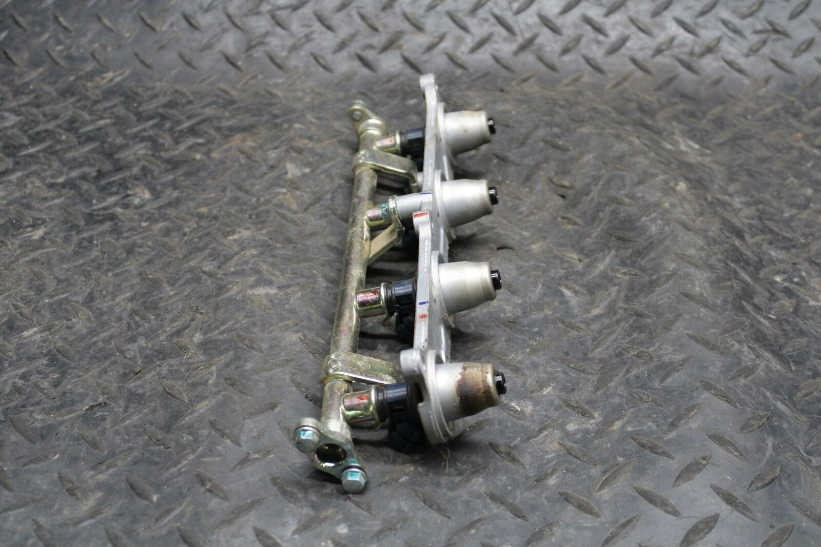 03-04 HONDA CBR600RR SECONDARY FUEL INJECTORS TOP AIRBOX GAS RAIL BB218