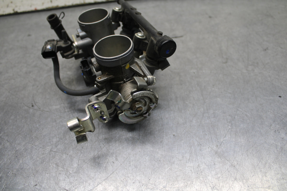 24 KAWASAKI NINJA 500 ABS MAIN FUEL INJECTORS / THROTTLE BODIES BB744