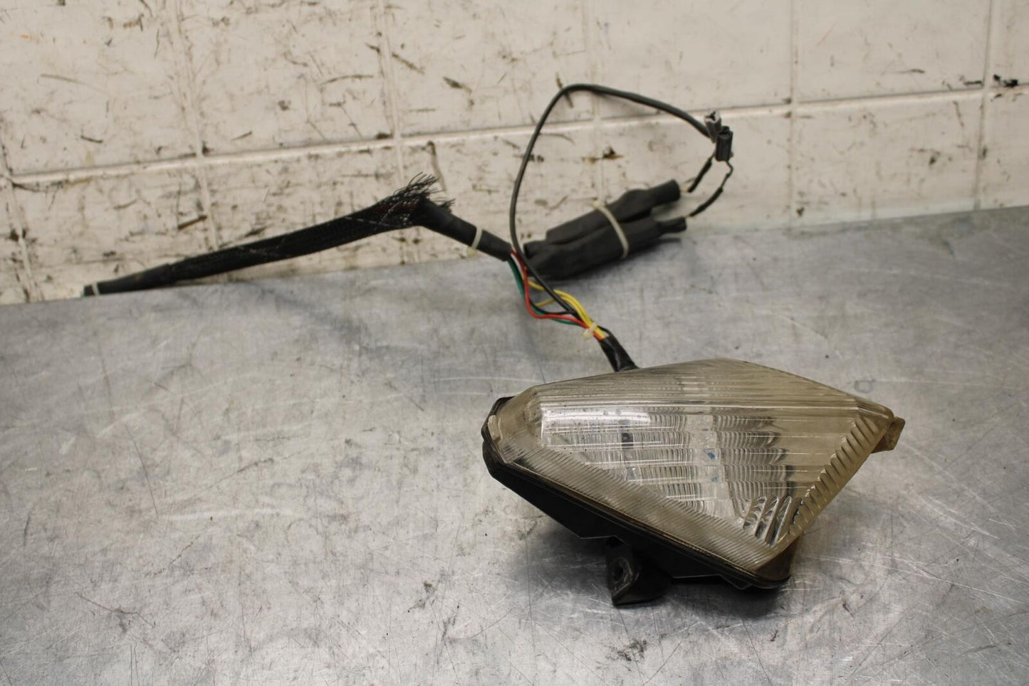 2007 Yamaha YZF R1 REAR TAIL TAILLIGHT BACK BRAKE LIGHT 4C8-84710-10-00 BB575