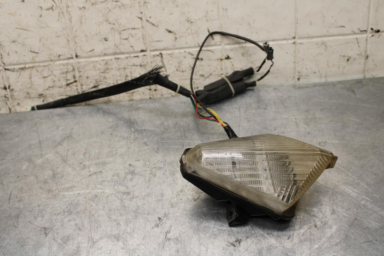 2007 Yamaha YZF R1 REAR TAIL TAILLIGHT BACK BRAKE LIGHT 4C8-84710-10-00 BB575