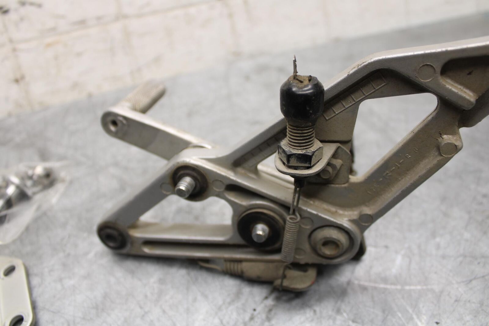 1993 Suzuki GSXR1100W RIGHT REARSET REAR SET DRIVER FOOT PEG BRACKET MOUNT BB46