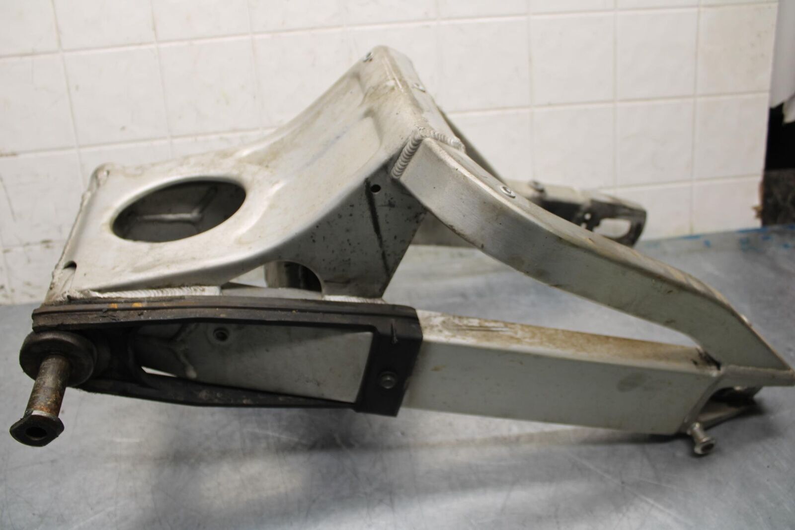 2000 Yamaha YZF R6 REAR SWINGARM BACK SUSPENSION 5EB-22110-01-00 BB558