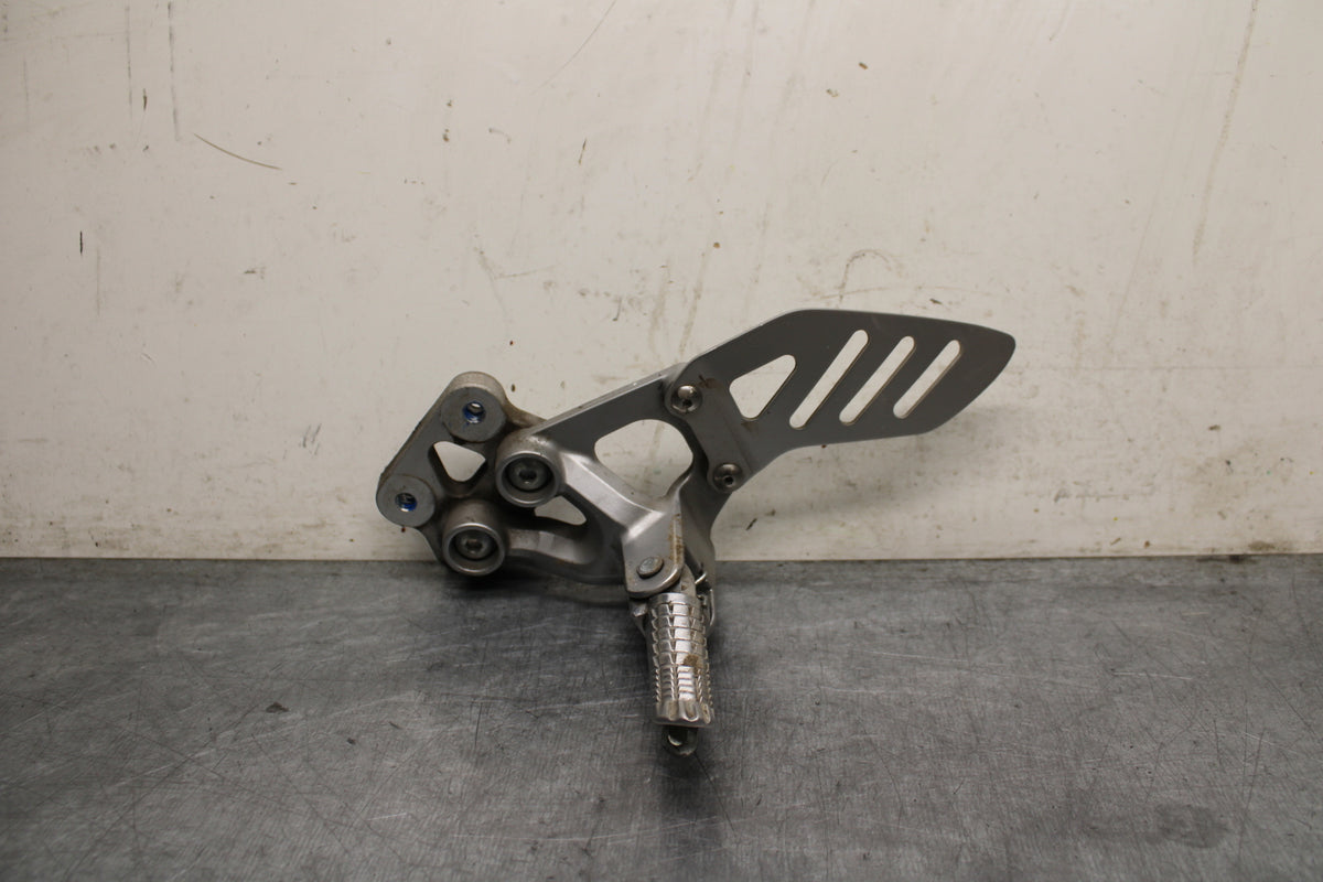 09 SUZUKI GSXR600 LEFT REARSET REAR SET DRIVER FOOT PEG REST STOP BB759