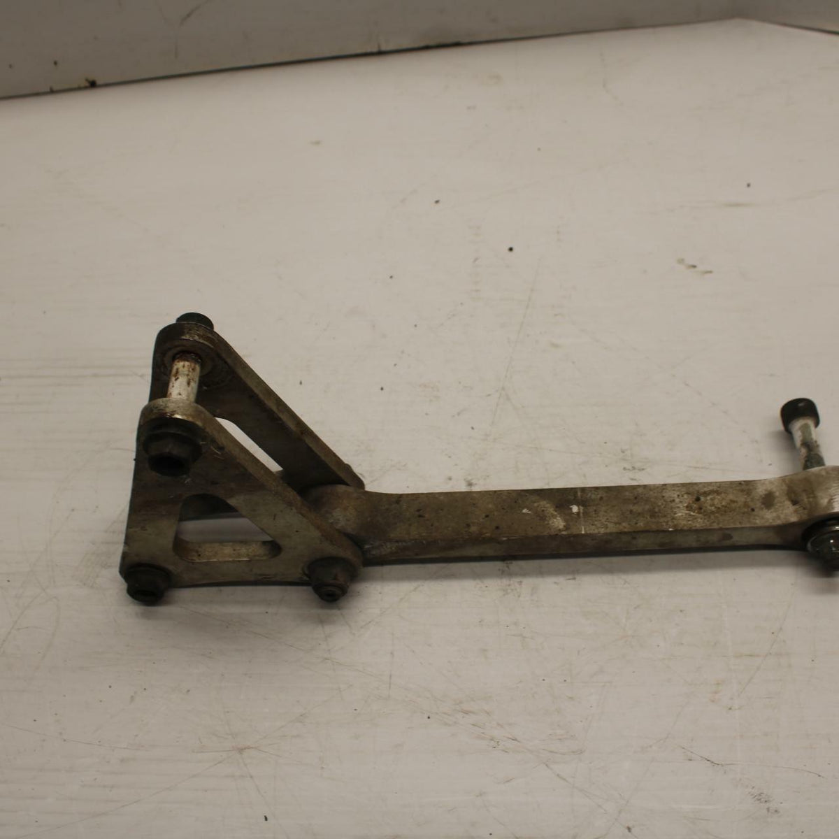06 YAMAHA YZF R1 REAR DOGBONE SHOCK LINKAGE LINK 5VY-2217A-00-00 BB282