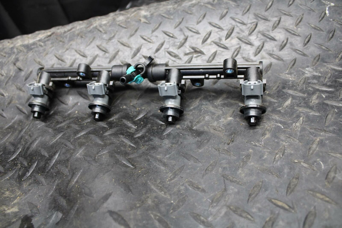 10-11 HONDA CBR1000RR SECONDARY FUEL INJECTORS TOP AIRBOX GAS RAIL BB228