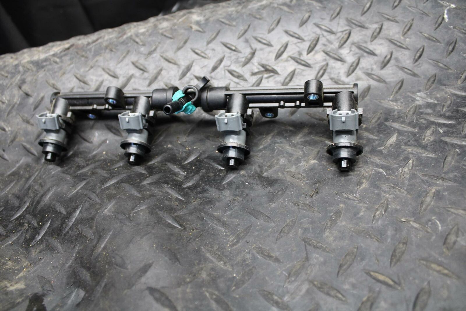 10-11 HONDA CBR1000RR SECONDARY FUEL INJECTORS TOP AIRBOX GAS RAIL BB228