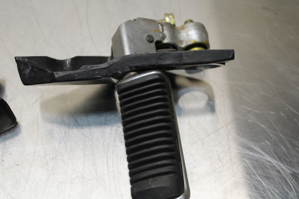 86 SUZUKI GS750ES FRONT FOOT RESTS PEGS STEPS SET PAIR BB140