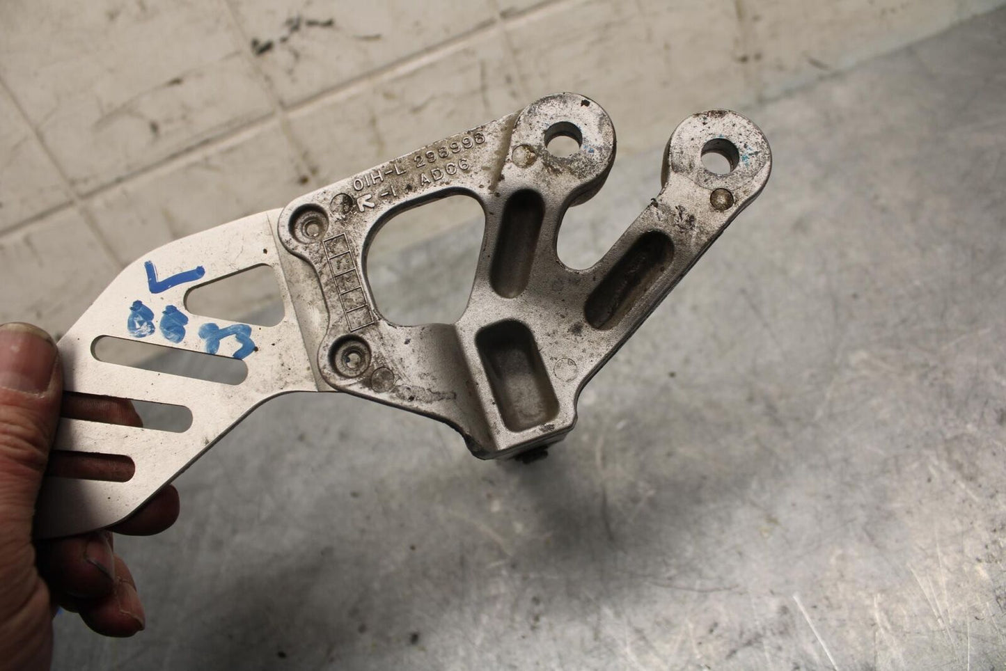 2006 Suzuki GSXR750 LEFT REARSET REAR SET DRIVER FOOT PEG REST STOP BB40