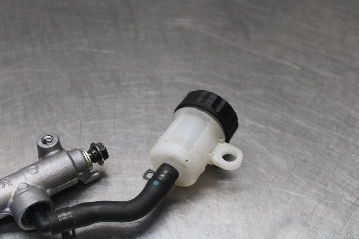 25 KAWASAKI Z900 REAR BACK BRAKE MASTER CYLINDER W RESERVOIR BB928