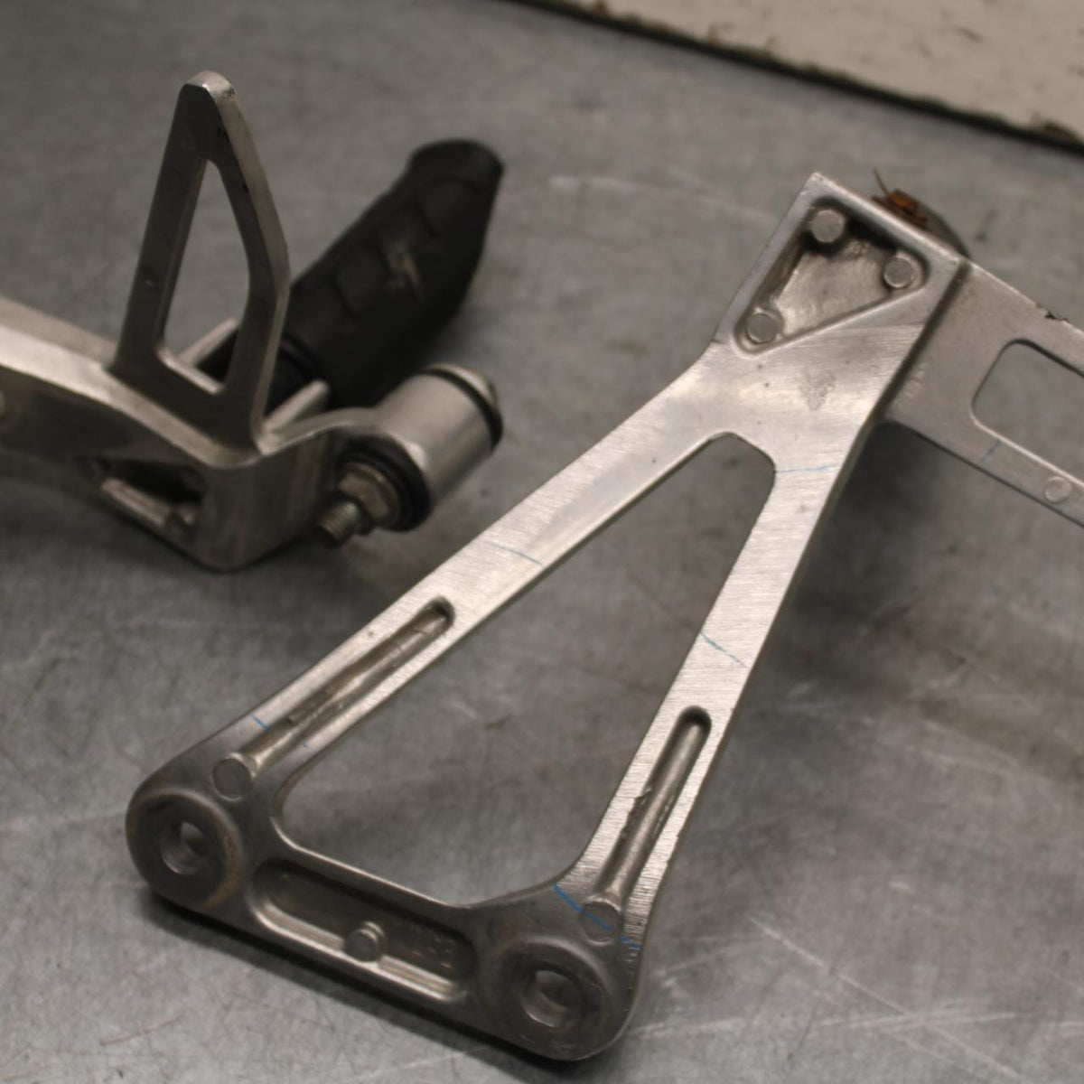 15-18 HONDA CB300FA REAR FOOT RESTS PEGS STEPS SET PAIR BB646