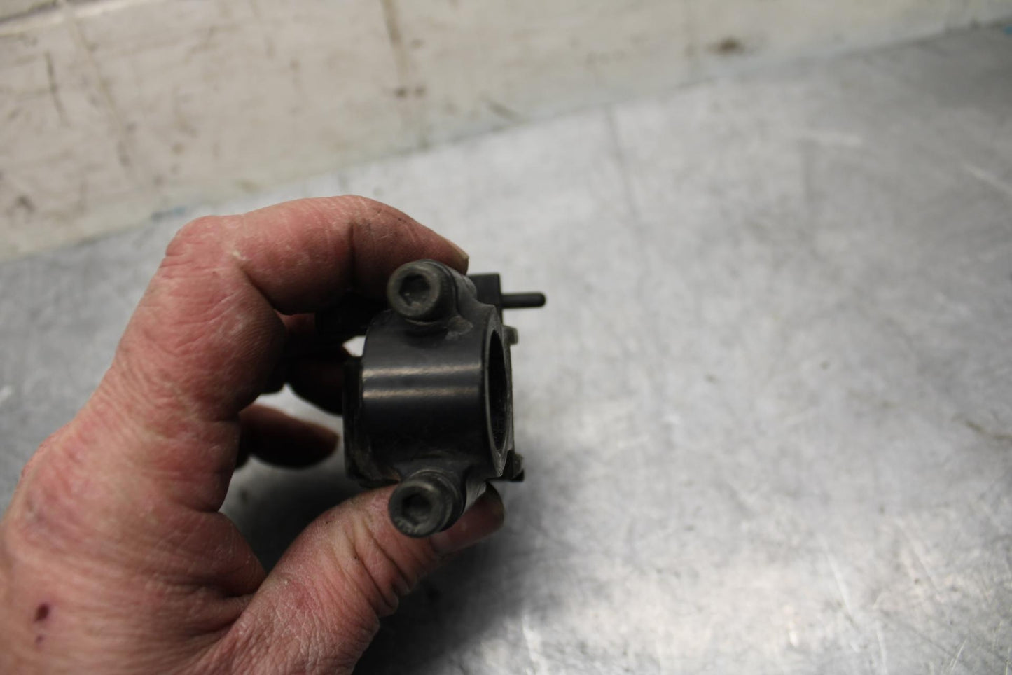 00-01 KAWASAKI ZZR600 CLUTCH LEVER PERCH MOUNT BRACKET BB31