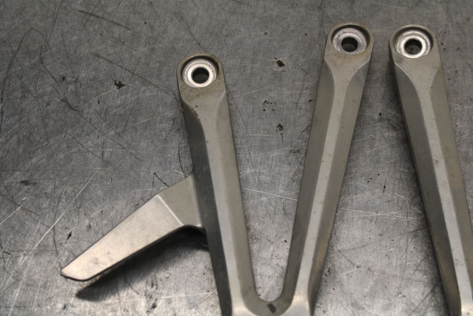 05-06 HONDA CBR600RR REAR BACK PASSENGER PEG SET PAIR BB739