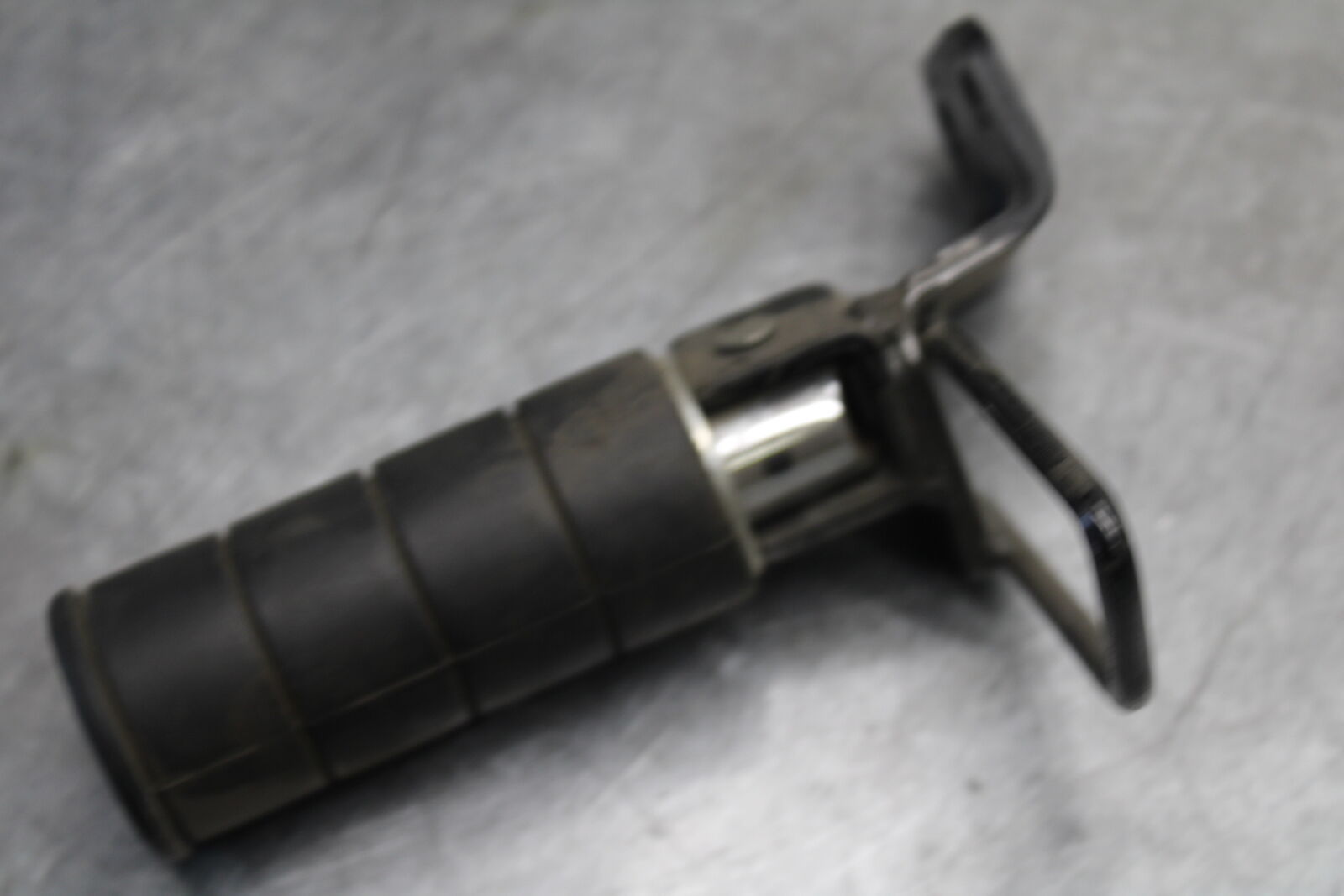 05-06 SUZUKI BOULEVARD M50 REAR PASSENGER FOOT STEP PEG BB671