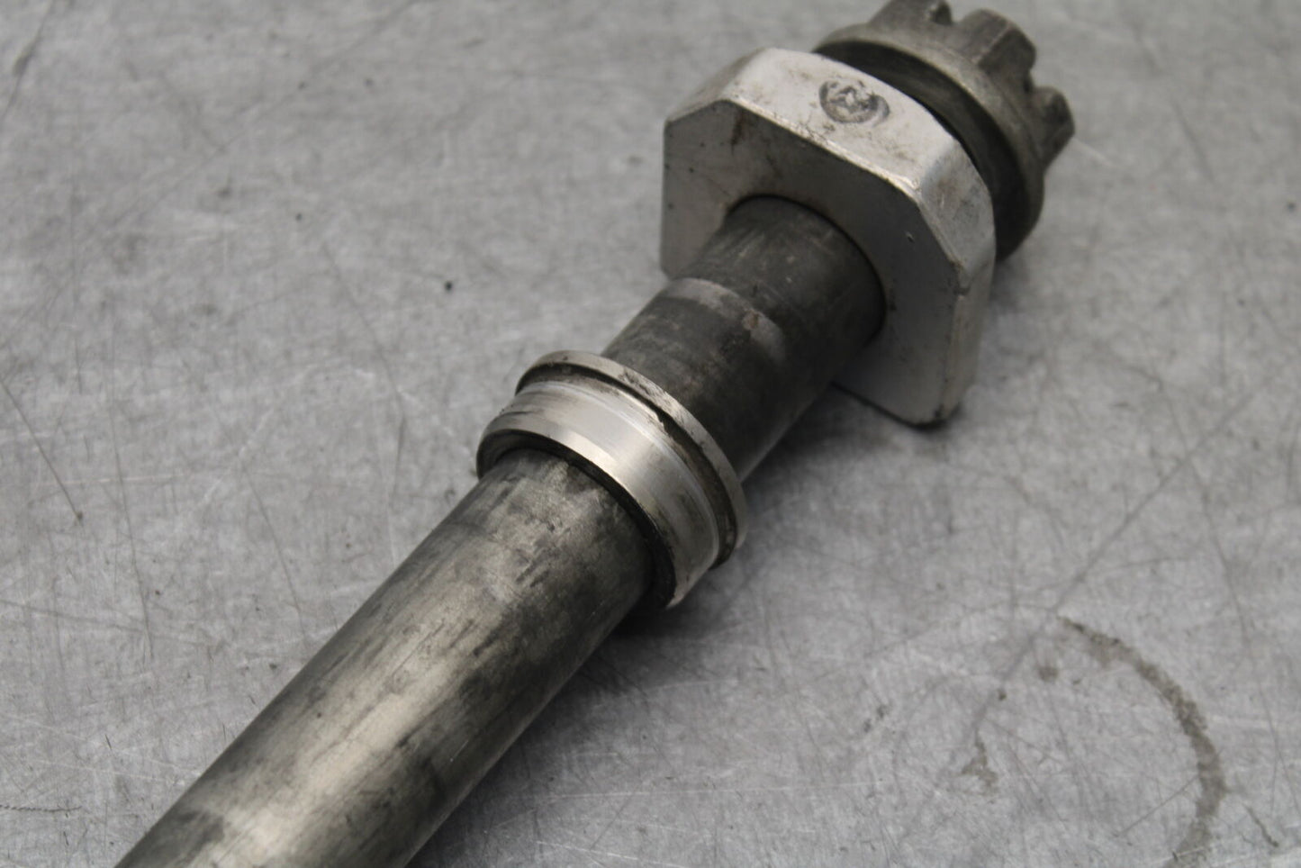 05-06 SUZUKI GSXR1000 REAR AXLE BACK WHEEL RIM PIVOT BOLT AXEL 64711-33E30 BB677