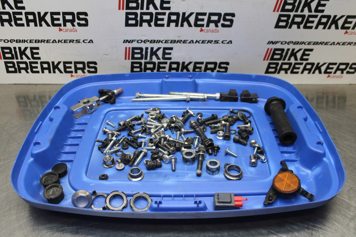 23 YAMAHA YZF R3 MOUNTING BOLTS HARDWARE MOTOR SCREWS BB806