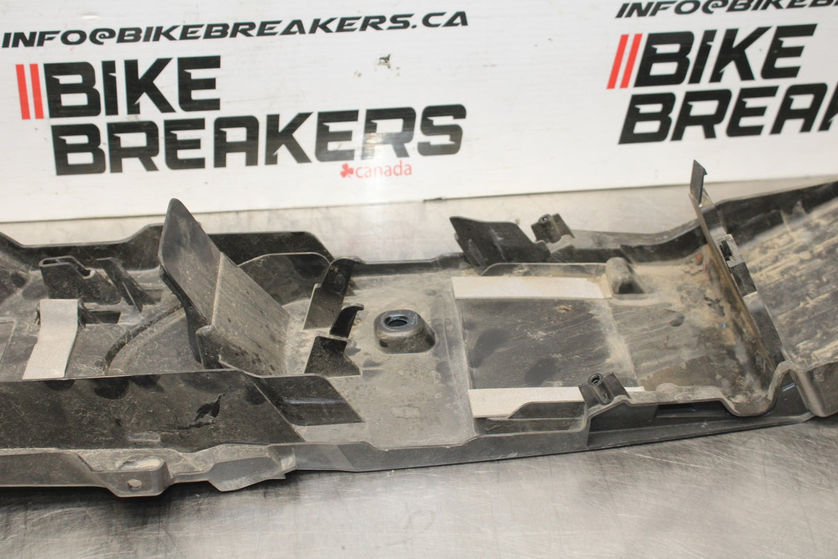 08-10 SUZUKI GSXR 600 REAR BACK TAIL UNDERTAIL BATTERY TRAY PLASTIC BB835