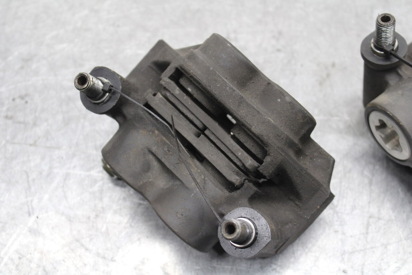 06 YAMAHA YZF R6 RIGHT LEFT FRONT BRAKE CALIPER SET PAIR CALIPERS BB716