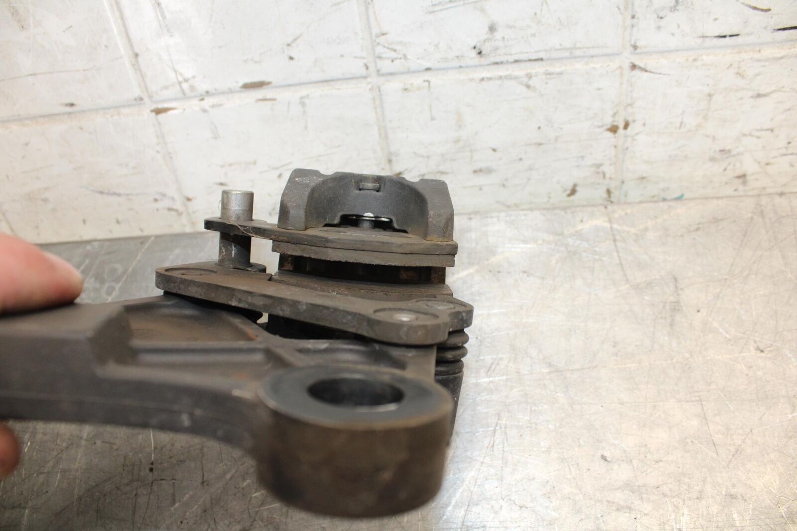 2008 Kawasaki Ninja ZX10R ZX1000E REAR BACK BRAKE CALIPER W MOUNT BRACKET BB524