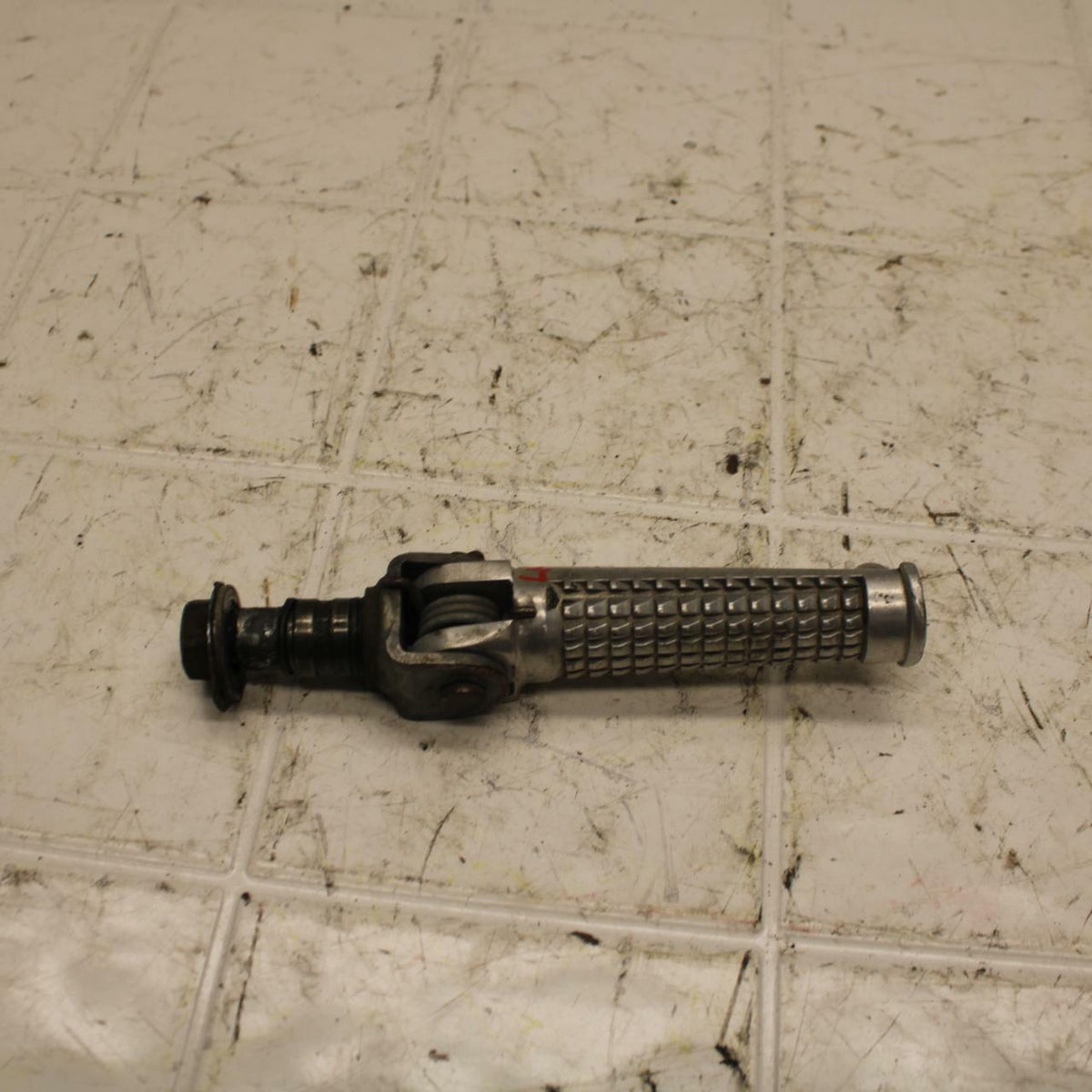 88-89 SUZUKI GSXR750J BB24 LEFT FRONT FOOT REST PEG STEP BB15
