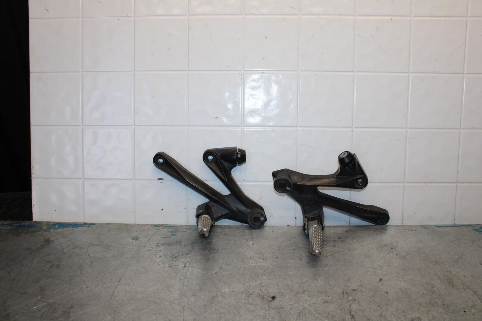06-07 KAWASAKI NINJA ZX14R REAR BACK PASSENGER PEG SET PAIR bb433