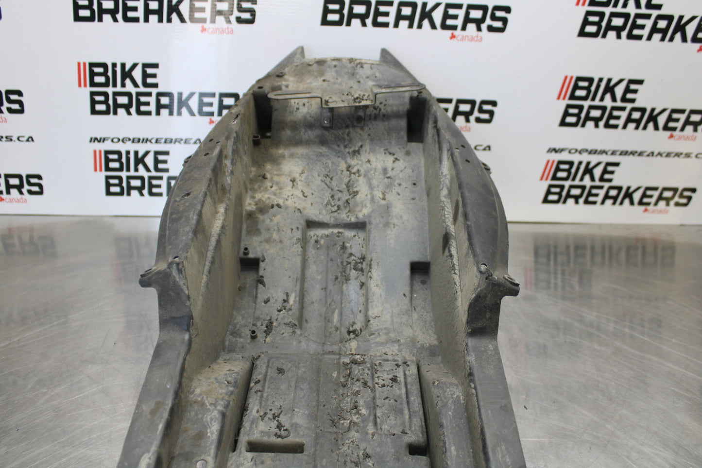 99-07 SUZUKI HAYABUSA GSX1300R REAR TAIL UNDERTAIL BATTERY TRAY PLASTIC BB281