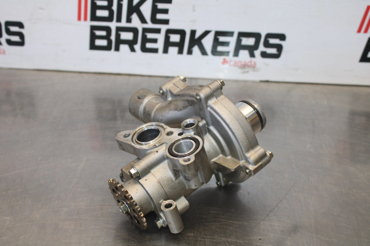 15 TRIUMPH TIGER 800 ENGINE MOTOR OIL PUMP BB873
