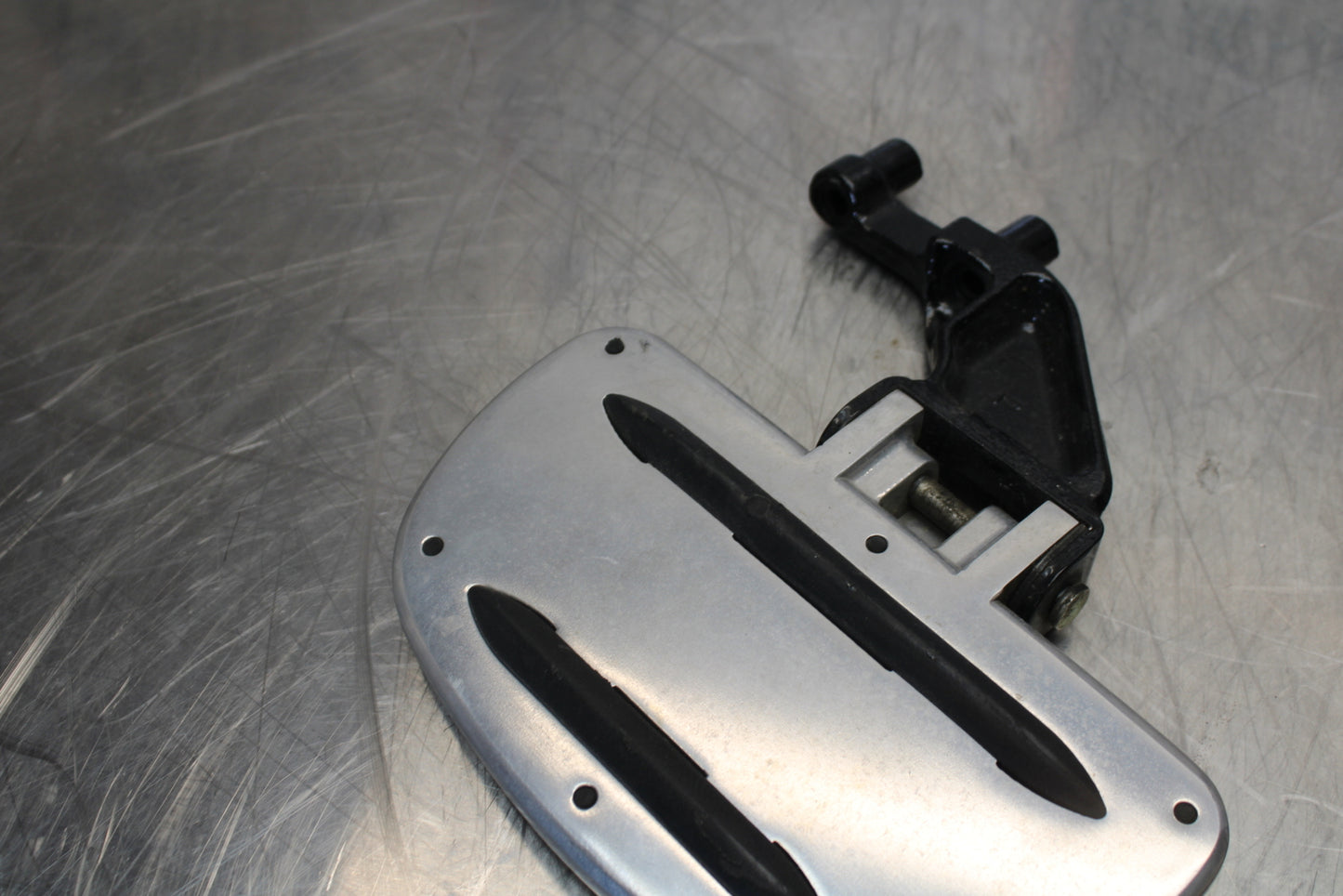 09 YAMAHA ROYAL STAR XVZ1300TF VENTURE REAR PASSENGER FOOT STEP PEG SET BB151