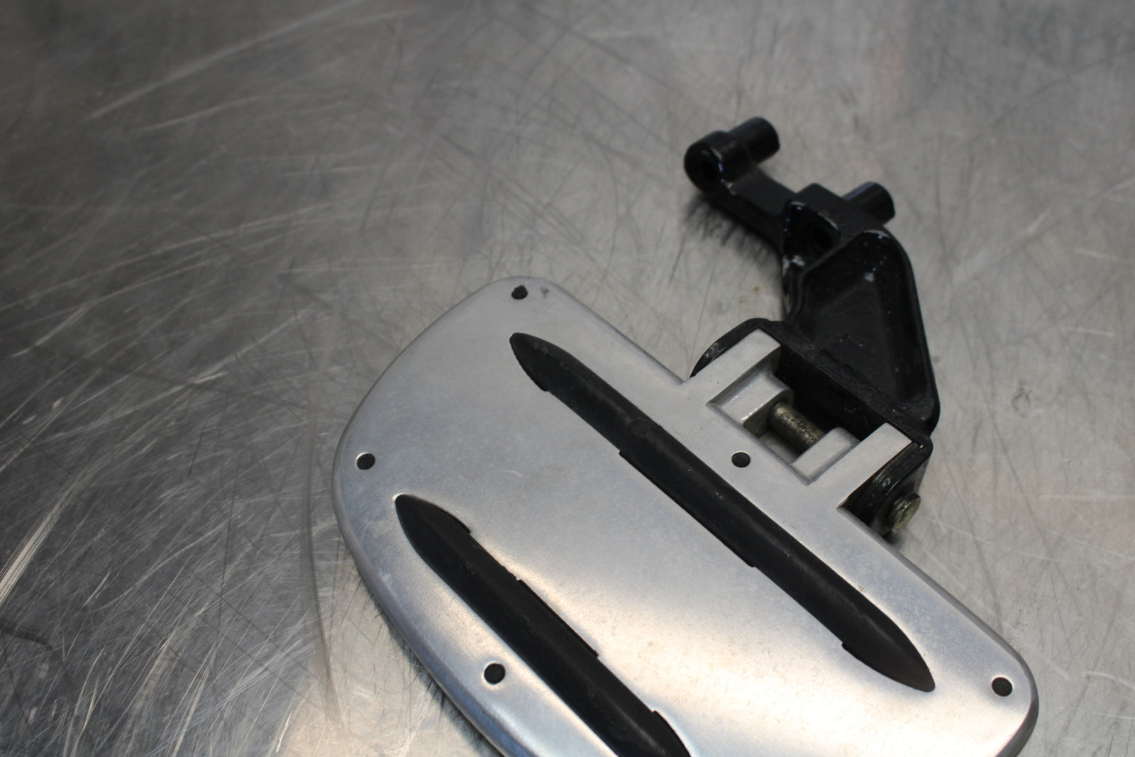 09 YAMAHA ROYAL STAR XVZ1300TF VENTURE REAR PASSENGER FOOT STEP PEG SET BB151